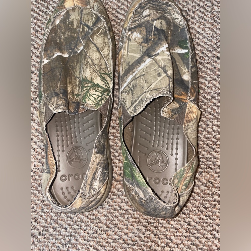 Men’s camo crocs slip on shoes 13m